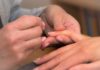 Jak zregenerować łamliwe i rozdwajające się paznokcie