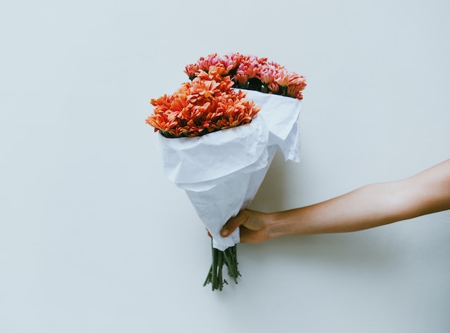 Jak pielęgnować kwiaty cięte w domu, aby dłużej zachowały świeżość?