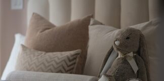 Jak ułożyć poduszki na kanapie?