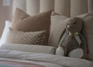 Jak ułożyć poduszki na kanapie?